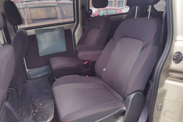 Used Dongfeng Fengon 380 2022 1.5L Comfort-Class Passenger Vehicle (Steel Spring) with 7 Seats Left Rear Seat