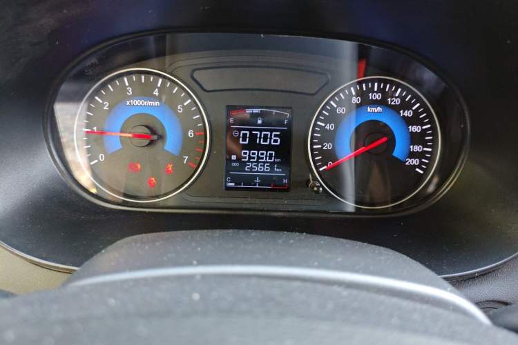 Used Dongfeng Fengon 380 2022 1.5L Comfort-Class Passenger Vehicle (Steel Spring) with 7 Seats Odometer Close Up