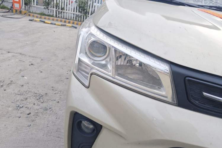 Used Dongfeng Fengon 380 2022 1.5L Comfort-Class Passenger Vehicle (Steel Spring) with 7 Seats Right Front Headlight