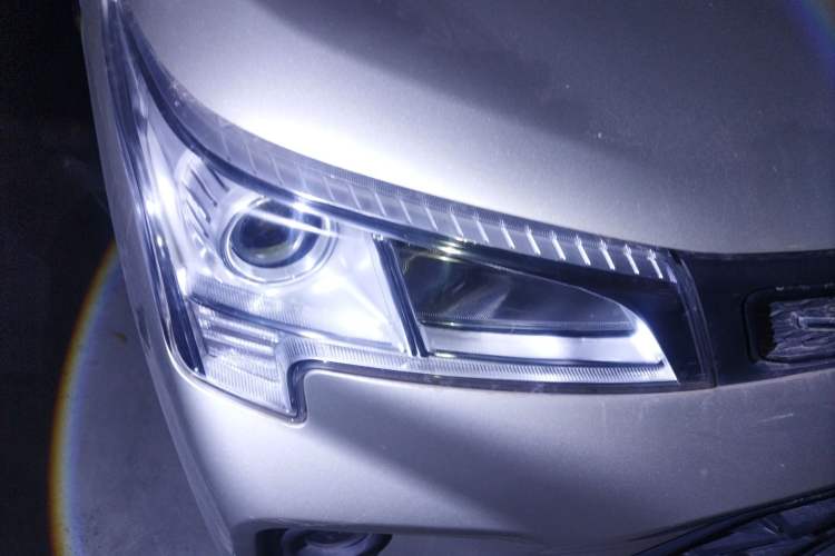Used Dongfeng Fengon 380 2022 1.5L Comfort-Class Passenger Vehicle (Steel Spring) with 7 Seats Right Front Headlight