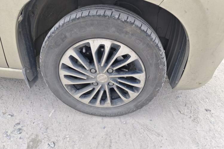 Used Dongfeng Fengon 380 2022 1.5L Comfort-Class Passenger Vehicle (Steel Spring) with 7 Seats Right Front Wheel Hub