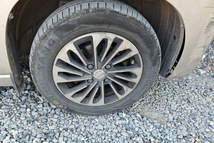 Used Dongfeng Fengon 380 2022 1.5L Comfort-Class Passenger Vehicle (Steel Spring) with 7 Seats Right Front Wheel Hub