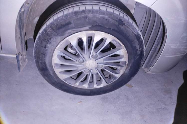 Used Dongfeng Fengon 380 2022 1.5L Comfort-Class Passenger Vehicle (Steel Spring) with 7 Seats Right Front Wheel Hub