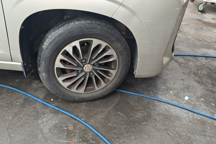 Used Dongfeng Fengon 380 2022 1.5L Comfort-Class Passenger Vehicle (Steel Spring) with 7 Seats Right Front Wheel Hub