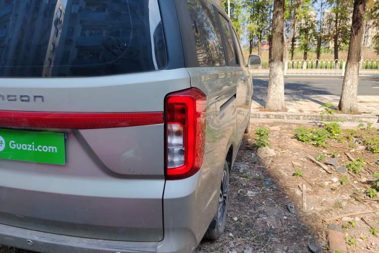 Used Dongfeng Fengon 380 2022 1.5L Comfort-Class Passenger Vehicle (Steel Spring) with 7 Seats Right Rear Taillight