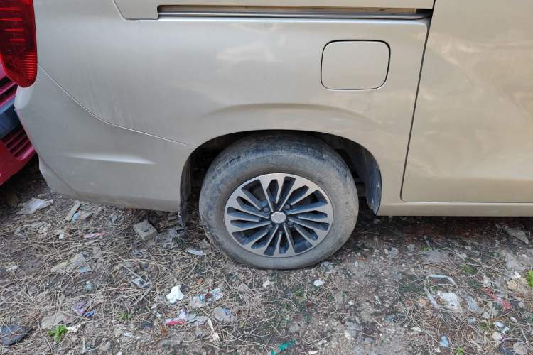 Used Dongfeng Fengon 380 2022 1.5L Comfort-Class Passenger Vehicle (Steel Spring) with 7 Seats Right Rear Wheel Hub