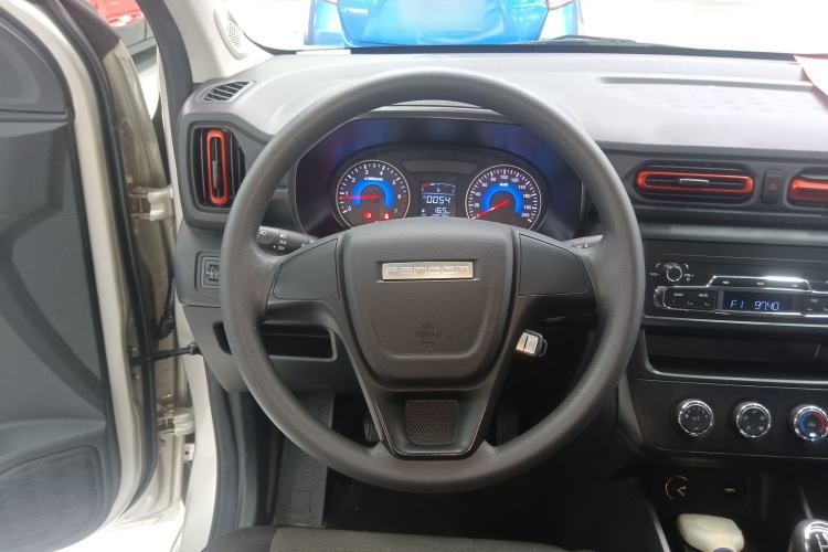 Used Dongfeng Fengon 380 2022 1.5L Comfort-Class Passenger Vehicle (Steel Spring) with 5 Seats Steering Wheel