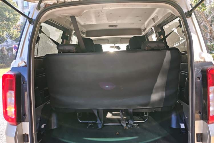 Used Dongfeng Fengon 380 2022 1.5L Standard Edition 7-Seater Passenger Vehicle Trunk