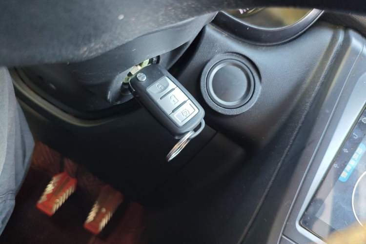 Used Dongfeng Fengon 380 2022 1.5L Comfort-Class Passenger Vehicle (Steel Spring) with 7 Seats Vehicle Key