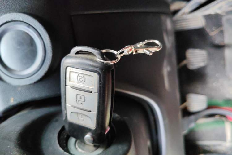 Used Dongfeng Fengon 380 2022 1.5L Comfort-Class Passenger Vehicle (Steel Spring) with 7 Seats Vehicle Key