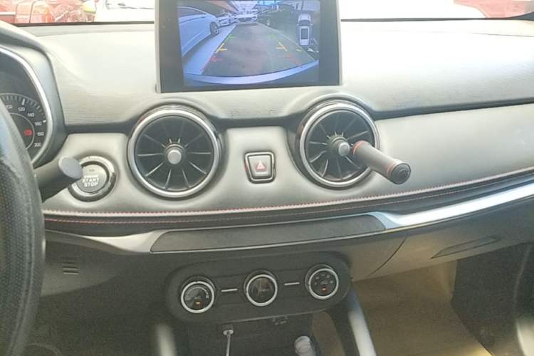 Used Dongfeng Fengon 500 2021 1.5L Manual Enjoyment Model Audio And AC Panel