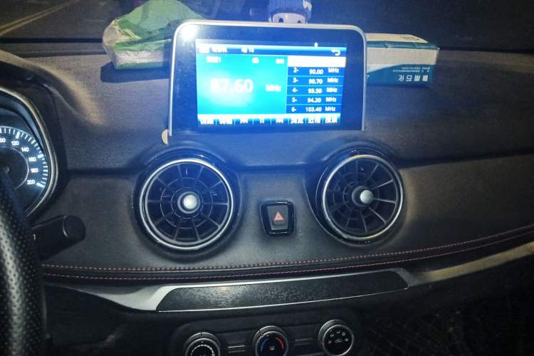 Used Dongfeng Fengon 500 2021 1.5L CVT Enjoyment Model Audio And AC Panel