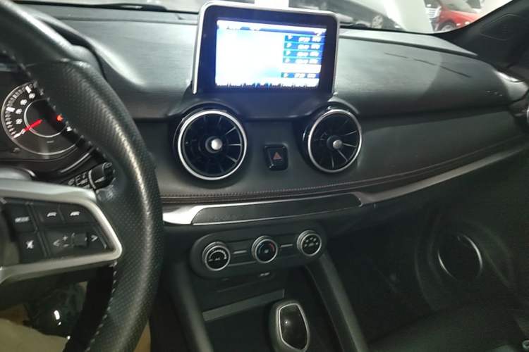 Used Dongfeng Fengon 500 2021 1.5L CVT Enjoyment Model Audio And AC Panel
