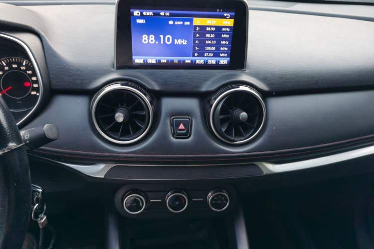 Used Dongfeng Fengon 500 2021 1.5L CVT Enjoyment Model Audio And AC Panel