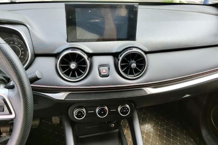 Used Dongfeng Fengon 500 2022 1.5L Manual Enjoyment Model Audio And AC Panel