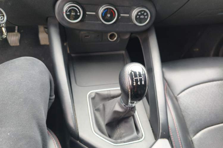 Used Dongfeng Fengon 500 2022 1.5L Manual Enjoyment Model Gear Lever
