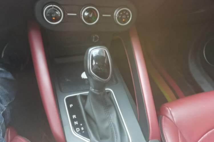 Used Dongfeng Fengon 500 2022 1.5L CVT Enjoyment Version Gear Lever