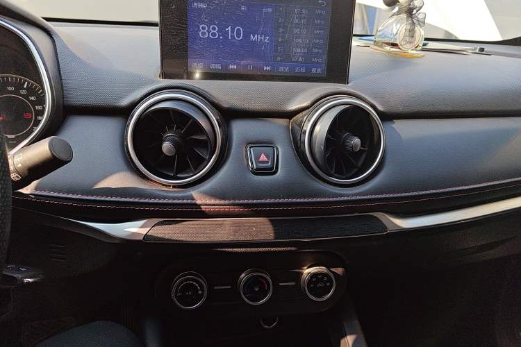 Used Dongfeng Fengon 500 2022 1.5L CVT Enjoyment Version Audio And AC Panel