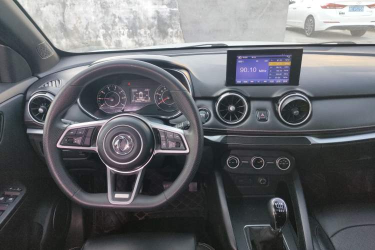 Used Dongfeng Fengon 500 2022 1.5T Manual Enjoyment Model Center Console