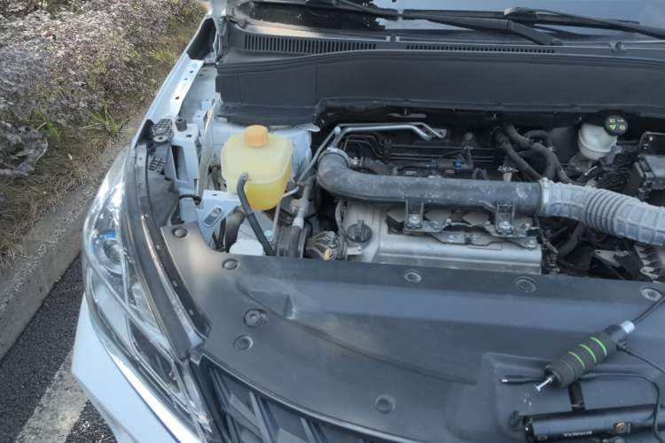 Used Dongfeng Fengon 500 2022 1.5L Manual Enjoyment Model Engine Bay Right