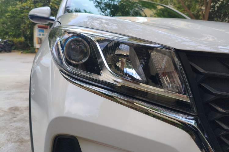 Used Dongfeng Fengon 500 2022 1.5T Manual Enjoyment Model Right Front Headlight
