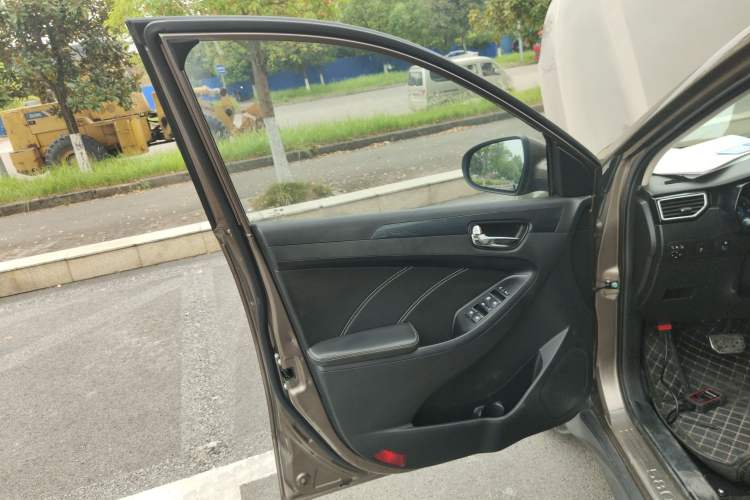 Used Dongfeng Fengon 580 2017 1.5T CVT Comfort Model Left Front Door Interior
