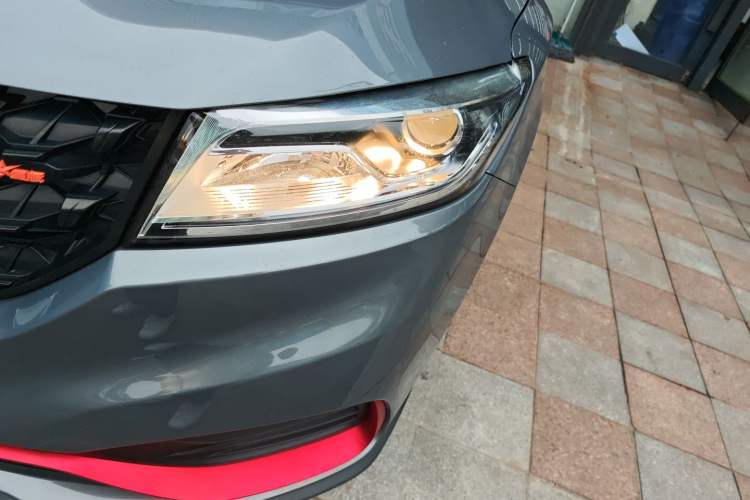 Used Dongfeng Fengon 580 2021 Revised ☆ Star Edition 1.8L Manual Elite Version Left Front Headlight
