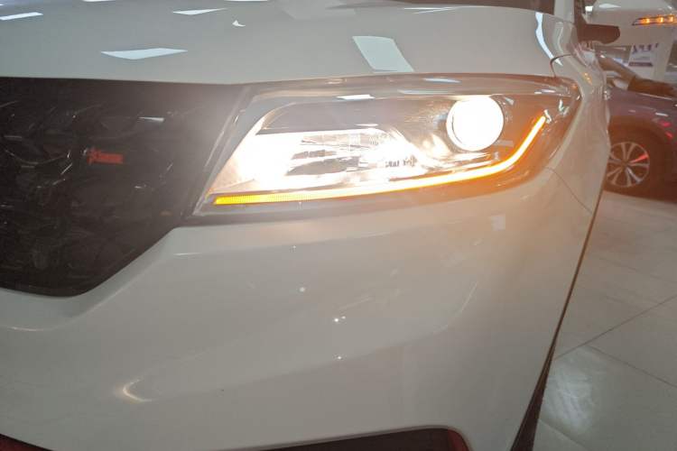 Used Dongfeng Fengon 580 2021 Revised ☆ Star Edition 1.5T Automatic Luxury Version Left Front Headlight
