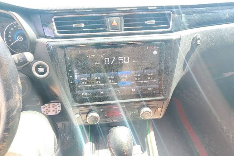 Used Dongfeng Fengon 580 2016 Revised Version 1.5T CVT Luxury Edition Audio And AC Panel