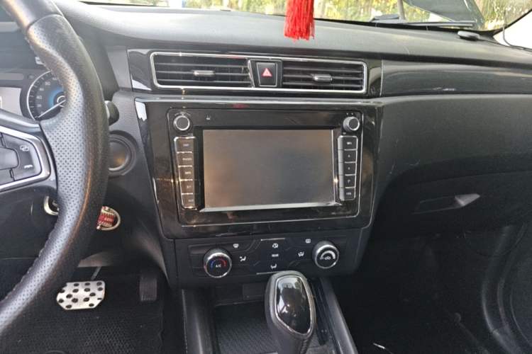 Used Dongfeng Fengon 580 2016 Revised Version 1.5T CVT Comfort Edition Audio And AC Panel