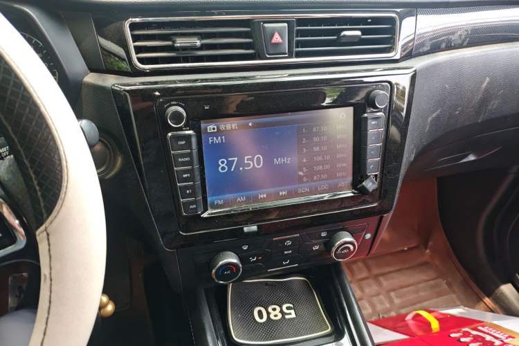 Used Dongfeng Fengon 580 2016 Revised Version 1.5T CVT Comfort Edition Audio And AC Panel