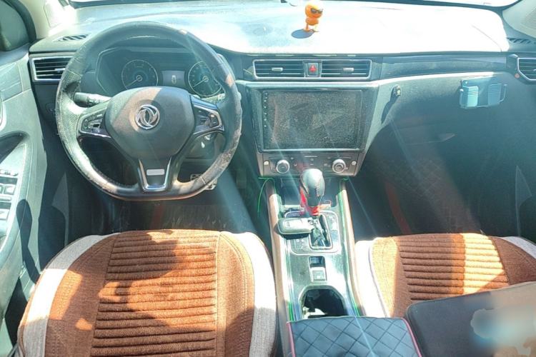 Used Dongfeng Fengon 580 2016 Revised Version 1.5T CVT Luxury Edition Center Console
