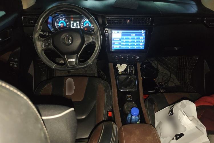 Used Dongfeng Fengon 580 2016 1.5T Manual Luxury Edition Center Console