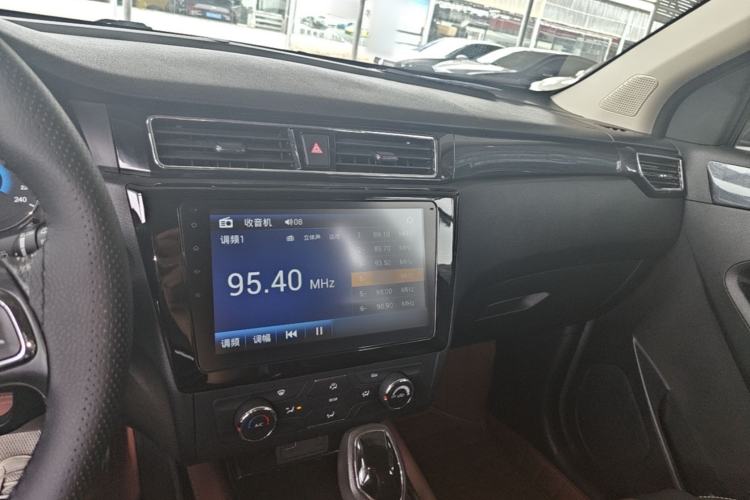 Used Dongfeng Fengon 580 2016 Revised Version 1.5T CVT Luxury Edition Center Console