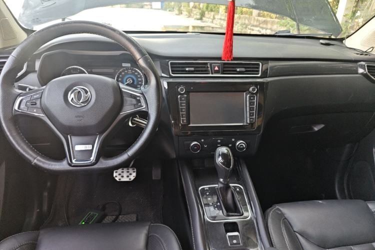 Used Dongfeng Fengon 580 2016 Revised Version 1.5T CVT Comfort Edition Center Console