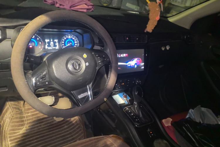 Used Dongfeng Fengon 580 2016 Revised Version 1.5T CVT Luxury Edition Center Console