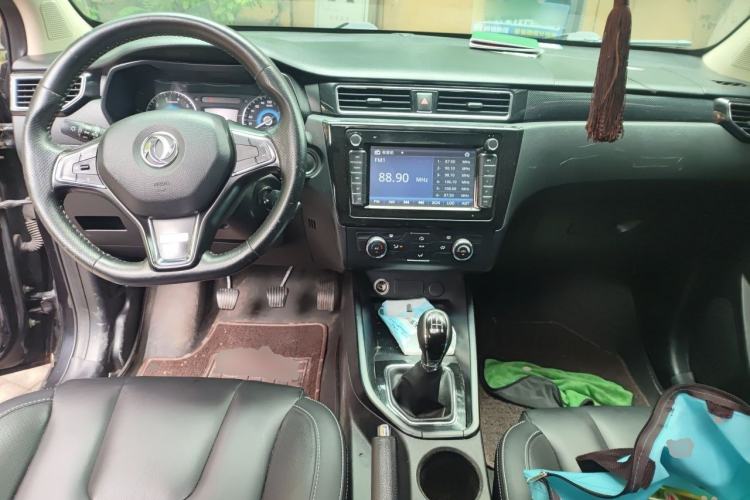 Used Dongfeng Fengon 580 2016 1.8L Manual Comfort Model Center Console