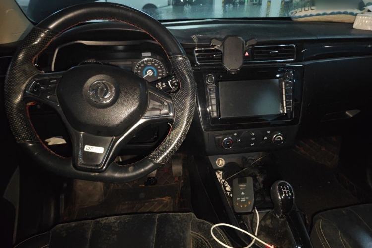 Used Dongfeng Fengon 580 2016 1.8L Manual Comfort Model Center Console