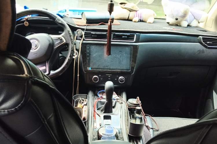 Used Dongfeng Fengon 580 2016 1.5T Manual Luxury Edition Center Console