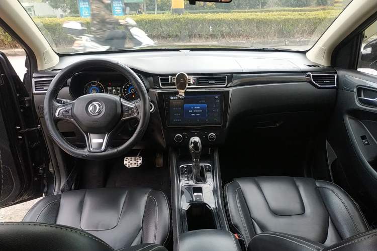 Used Dongfeng Fengon 580 2016 Revised Version 1.5T CVT Luxury Edition Center Console