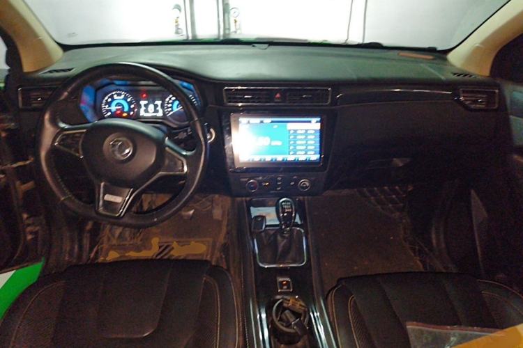 Used Dongfeng Fengon 580 2016 1.5T Manual Luxury Edition Center Console