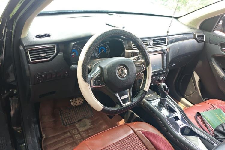 Used Dongfeng Fengon 580 2016 Revised Version 1.5T CVT Comfort Edition Center Console