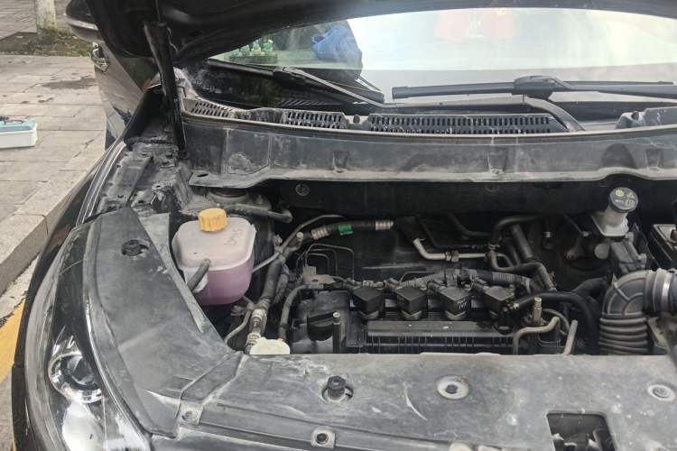 Used Dongfeng Fengon 580 2016 Revised Version 1.5T CVT Luxury Edition Engine Bay Right
