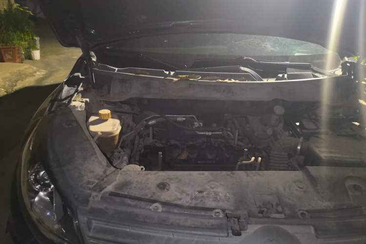 Used Dongfeng Fengon 580 2016 Revised Version 1.5T CVT Luxury Edition Engine Bay Right