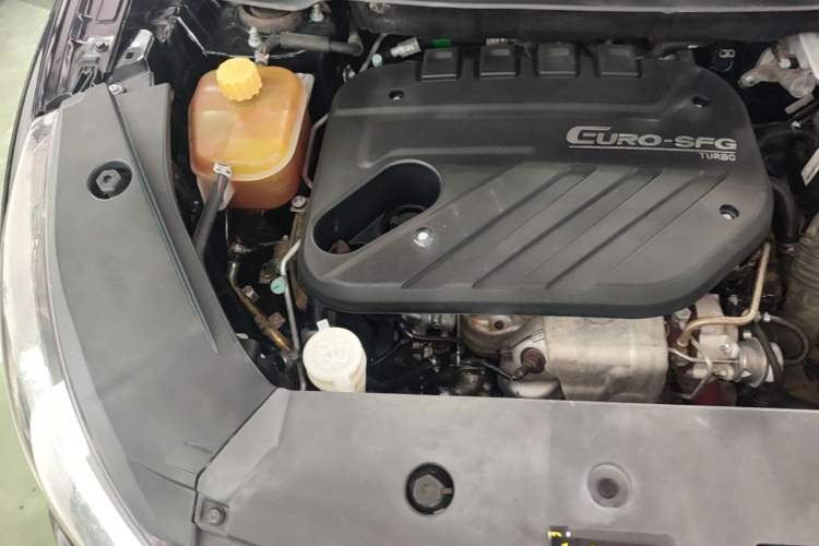 Used Dongfeng Fengon 580 2016 Revised Version 1.5T CVT Comfort Edition Engine Bay Right