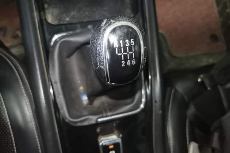 Used Dongfeng Fengon 580 2016 1.5T Manual Luxury Edition Gear Lever