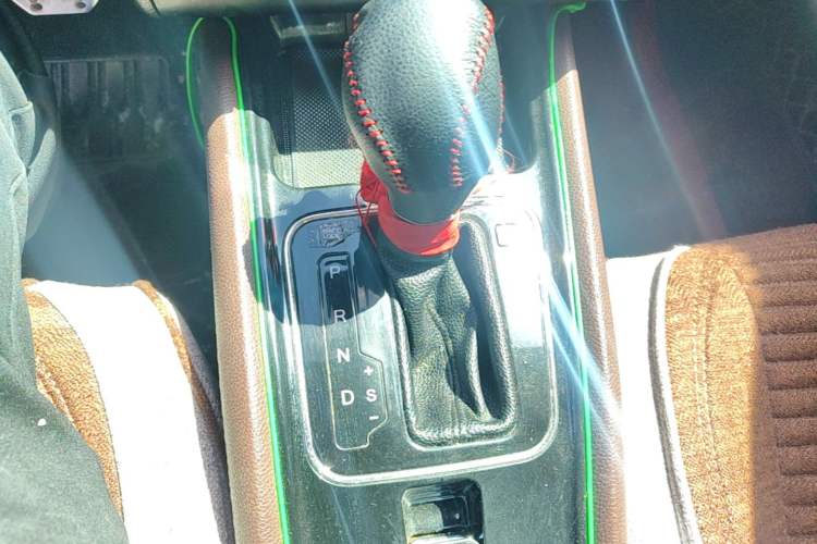 Used Dongfeng Fengon 580 2016 Revised Version 1.5T CVT Luxury Edition Gear Lever