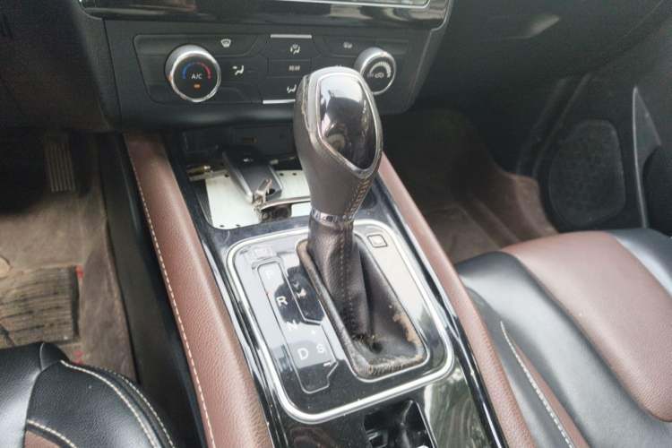 Used Dongfeng Fengon 580 2016 Revised Version 1.5T CVT Luxury Edition Gear Lever