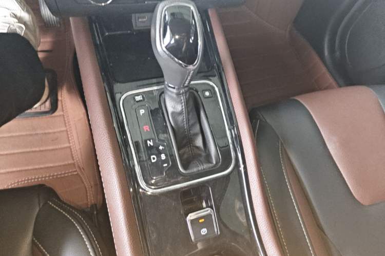 Used Dongfeng Fengon 580 2016 Revised Version 1.5T CVT Luxury Edition Gear Lever