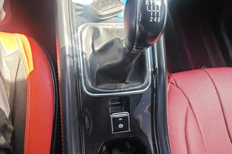 Used Dongfeng Fengon 580 2016 1.5T Manual Luxury Edition Gear Lever